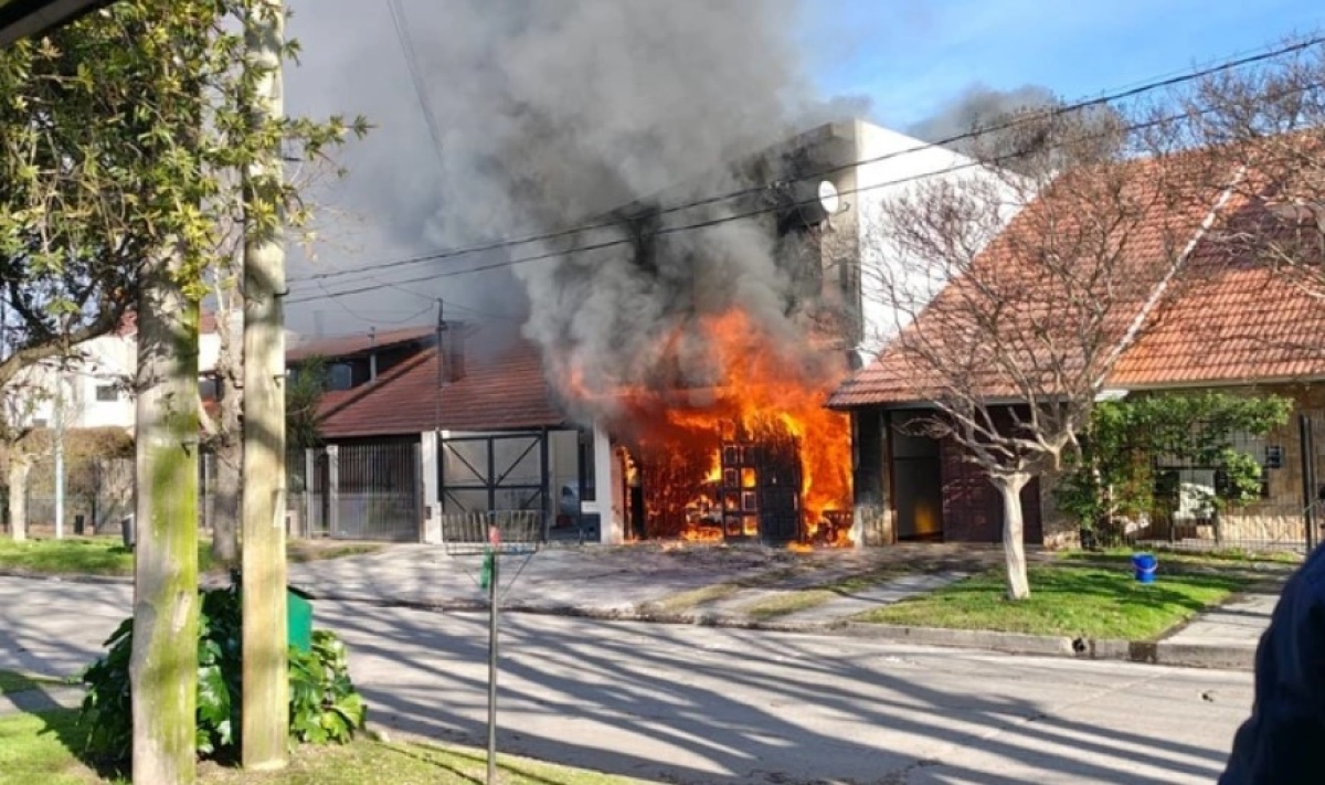 Voraz incendio destruyó una vivienda y una camioneta en Parque Luro: cuatro dotaciones evitaron una tragedia