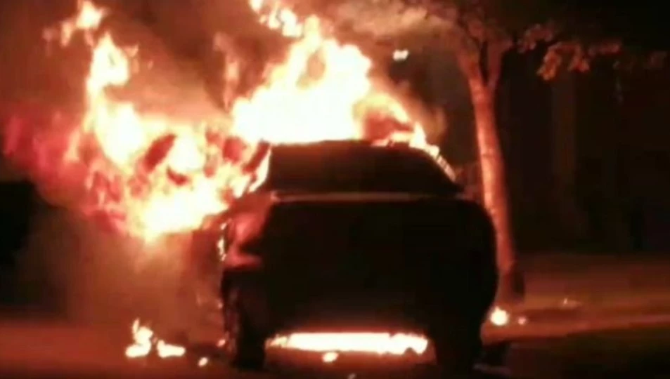 Un auto se incendió por completo en el puerto de Mar del Plata: investigan las causas