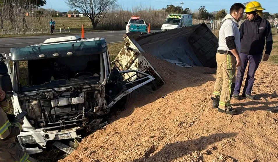 Violento vuelco de un camión con piedras en Ruta 11: un herido en Mar de Cobo