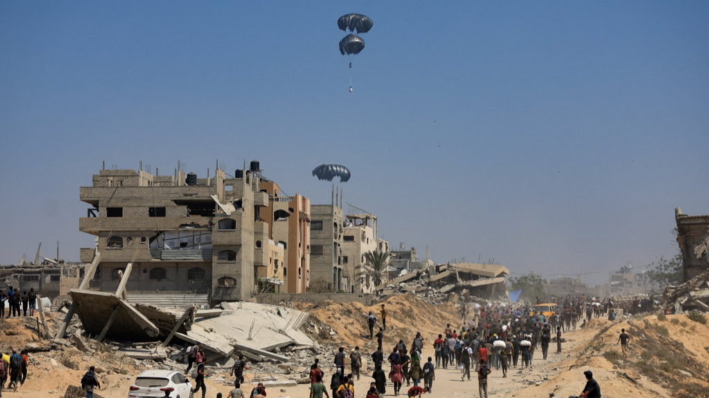 Organismos humanitarios califican los lanzamientos aéreos de ayuda en Gaza como “una distracción grotesca” ante el riesgo inminente de hambruna