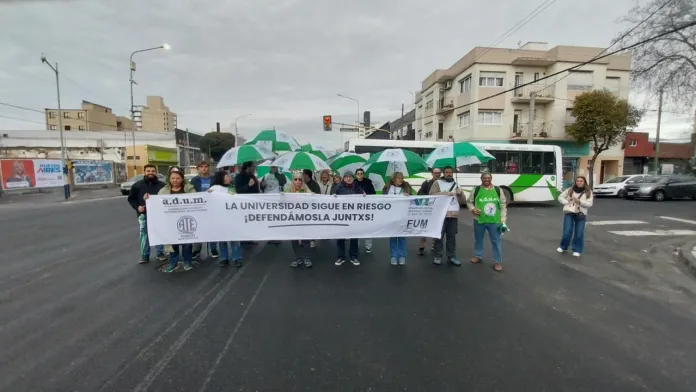 Docentes universitarios protestan por mejoras salariales en Mar del Plata